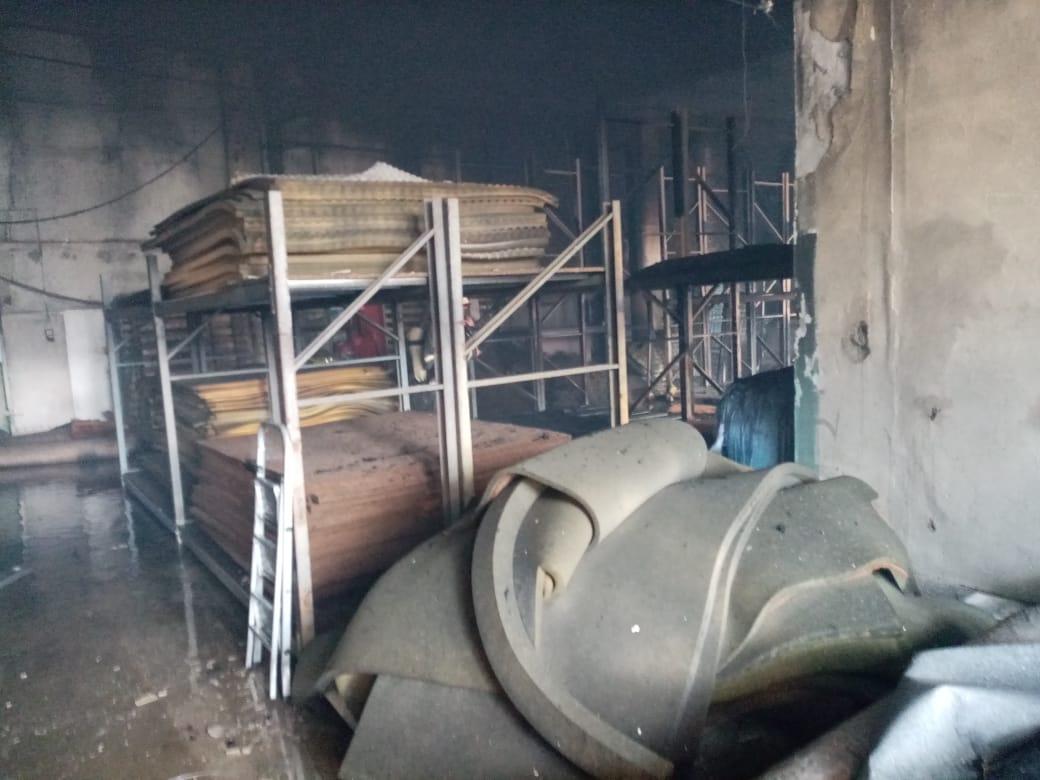 Фото МЧС показали фотографии с пожара на складе с матрасами в Новосибирске 4